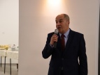 starszy mężczyzna w eleganckim garniturze