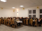 wspólne zdjęcie osób na balu 