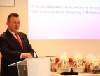 burmistrz Tomasz Suś przemawia przy mównicy