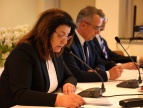 przewodnicząca Małgorzata Jakubowska i wiceprzewodniczący Marek Kaczor siedzą przy stole prezydialnym podcza sesji Rady Miejskiej