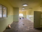 Sala podczas remontu. Parkiet w sali jest całkowicie wymieniany. Ściany są koloru zielonego i żółtego