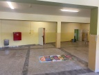 Duża sala podczas remontu. W sali są żółte ściany