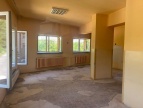 Remontowana sala w szkole podstawowej w Dobczycach. W sali są uchylone okna