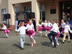 Dzieci prezentują taniec dla publiczności