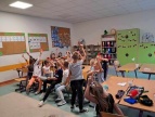 grupa dzieci w sali lekcyjnej 