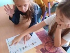 dziewczynki trzymaja kartke w ręku 