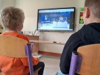 chłopcy na lekcji oglądają prezentacje