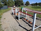 element metalowy na placu zabaw 