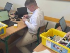 na zdjęciu dzieci budujące z klocków LEGO