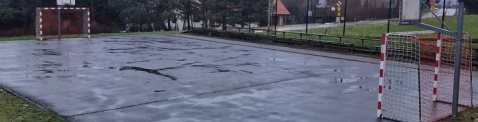 boisko w Nowej Wsi w deszczowej 