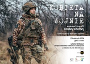 grafika promująca wystawę fotografii po lewej stronie kobieta z bronią w ubraniu żołnierskim w tle widać ścieżkę wśród zarośli po prawej stronie informacje o teminie i miejscu wernisażu