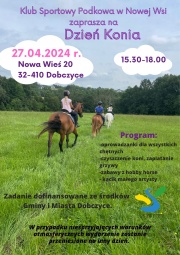 plakat informujący o dniu konia w tle konie biegnące po trawie