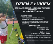 plakat zaproszenie na dzień z łukiem, napisy na czarnym tle, w lewym roku postać łucznika