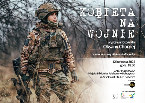 grafika promująca wystawę fotografii po lewej stronie kobieta z bronią w ubraniu żołnierskim w tle widać ścieżkę wśród zarośli po prawej stronie informacje o teminie i miejscu wernisażu